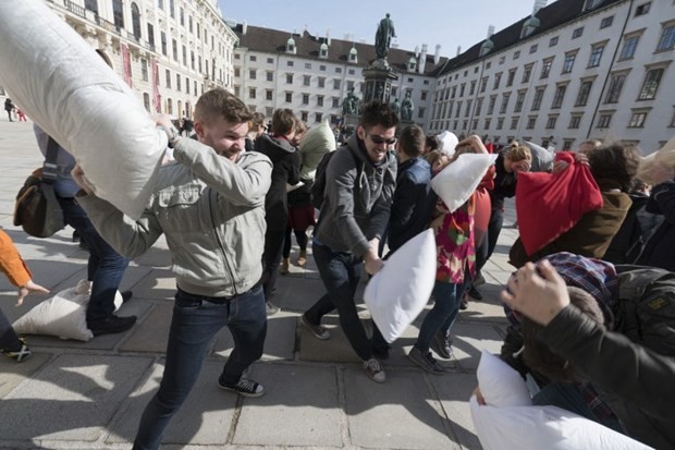"Dünya Yastık Savaşı Günü" 15