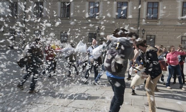 "Dünya Yastık Savaşı Günü" 16