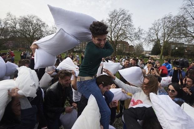 "Dünya Yastık Savaşı Günü" 25