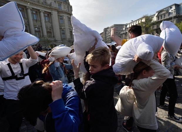 "Dünya Yastık Savaşı Günü" 34