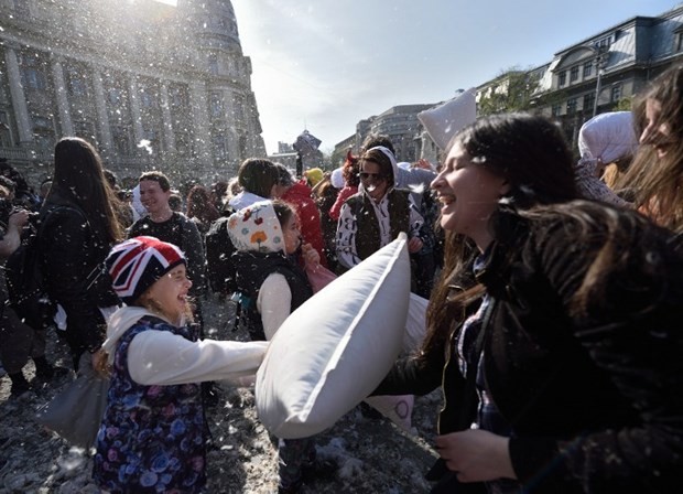 "Dünya Yastık Savaşı Günü" 37