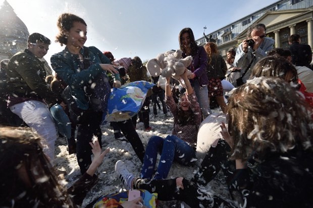 "Dünya Yastık Savaşı Günü" 38