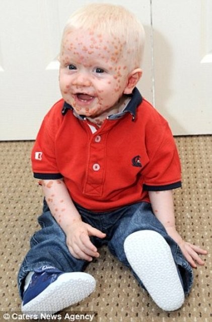 Bu bebeğe dokunmaya korkuyorlar 5