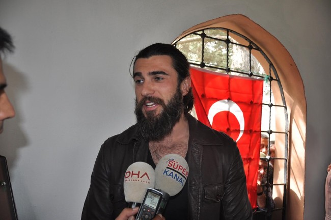 Cengiz Coşkun canlandırdığı karekterin kabrini ziyaret etti 11