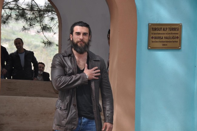 Cengiz Coşkun canlandırdığı karekterin kabrini ziyaret etti 3