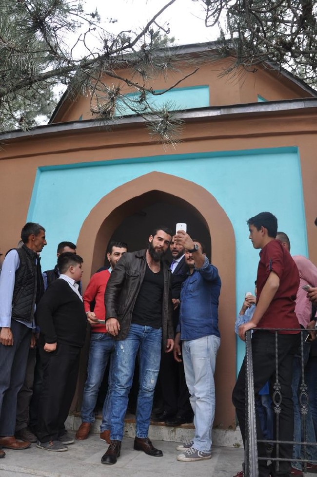 Cengiz Coşkun canlandırdığı karekterin kabrini ziyaret etti 6