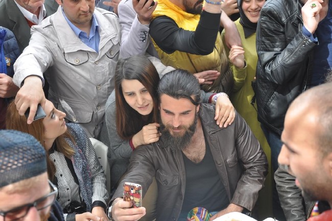 Cengiz Coşkun canlandırdığı karekterin kabrini ziyaret etti 10