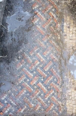 Elektrik döşerken servete çarptı 4