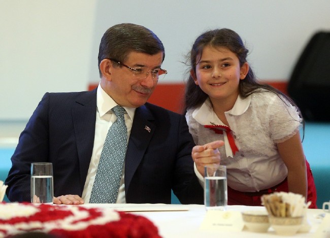 Davutoğlu, şehit yakını çocuklarla yakından ilgilendi 1