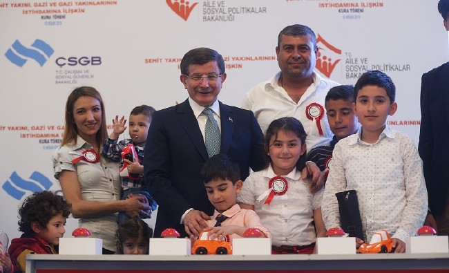 Davutoğlu, şehit yakını çocuklarla yakından ilgilendi 11
