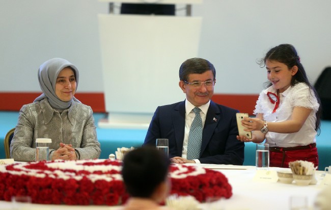 Davutoğlu, şehit yakını çocuklarla yakından ilgilendi 2