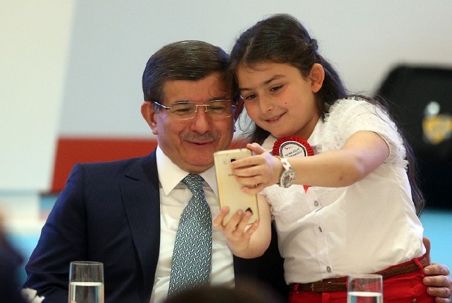Davutoğlu, şehit yakını çocuklarla yakından ilgilendi 3