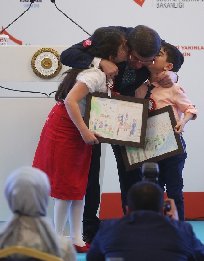 Davutoğlu, şehit yakını çocuklarla yakından ilgilendi 4