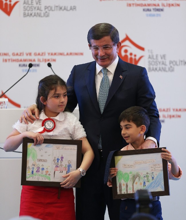 Davutoğlu, şehit yakını çocuklarla yakından ilgilendi 5