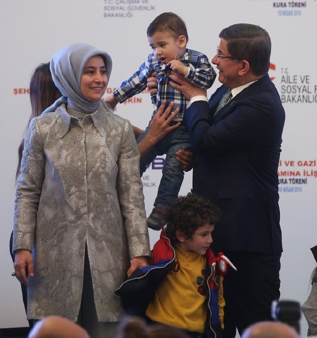 Davutoğlu, şehit yakını çocuklarla yakından ilgilendi 6