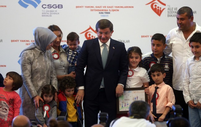 Davutoğlu, şehit yakını çocuklarla yakından ilgilendi 7