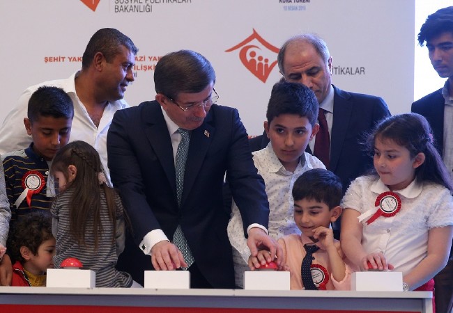 Davutoğlu, şehit yakını çocuklarla yakından ilgilendi 8