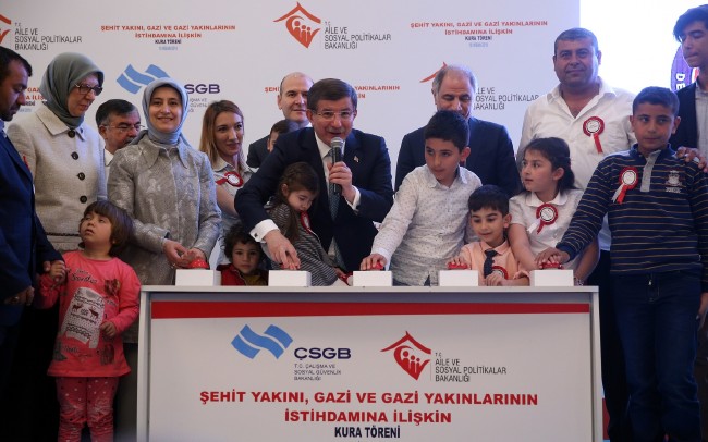 Davutoğlu, şehit yakını çocuklarla yakından ilgilendi 9
