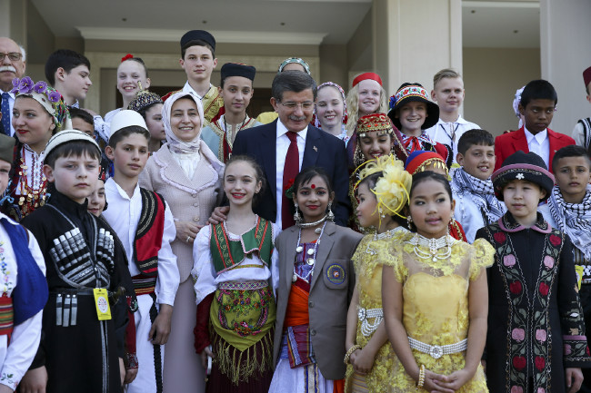 Ahmet Davutoğlu, "dünya çocukları" ile buluştu 16