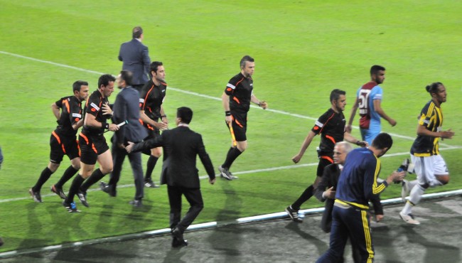 Trabzonspor-Fenerbahçe maçı tatil edildi 25