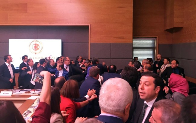 Anayasa Komisyonu'nda yumruk yumruğa kavga 2