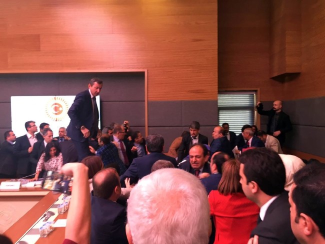 Anayasa Komisyonu'nda yumruk yumruğa kavga 3