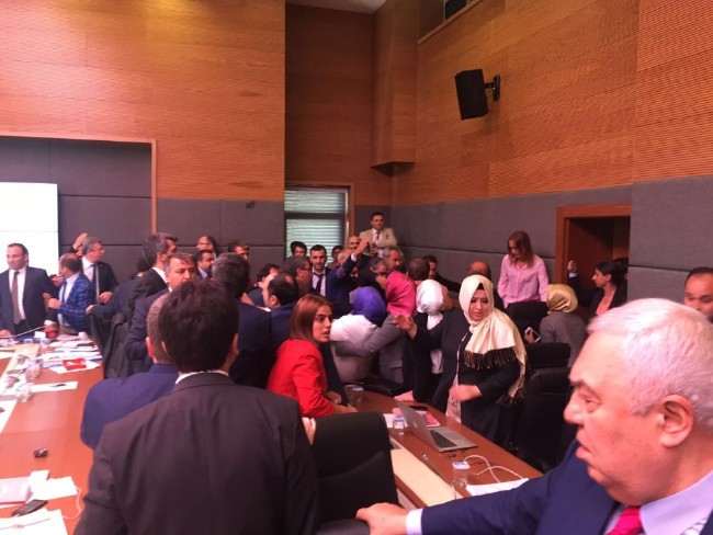 Anayasa Komisyonu'nda yumruk yumruğa kavga 4