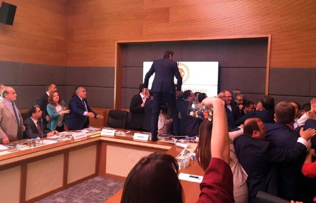 Anayasa Komisyonu'nda yumruk yumruğa kavga 6