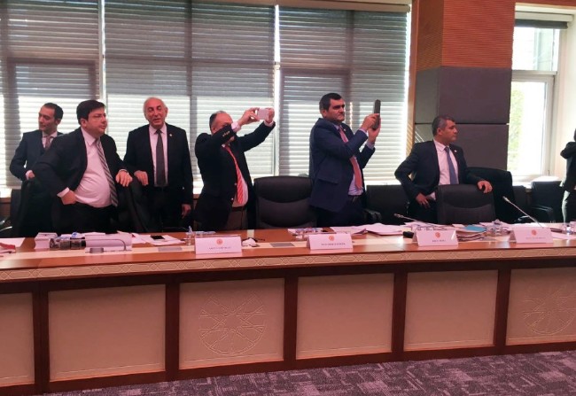 Anayasa Komisyonu'nda yumruk yumruğa kavga 7