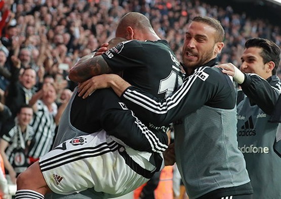 Ricardo Quaresma golden sonra Gökhan Töre'nin alnını öptü 4