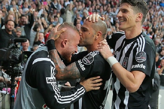Ricardo Quaresma golden sonra Gökhan Töre'nin alnını öptü 3