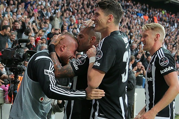 Ricardo Quaresma golden sonra Gökhan Töre'nin alnını öptü 2