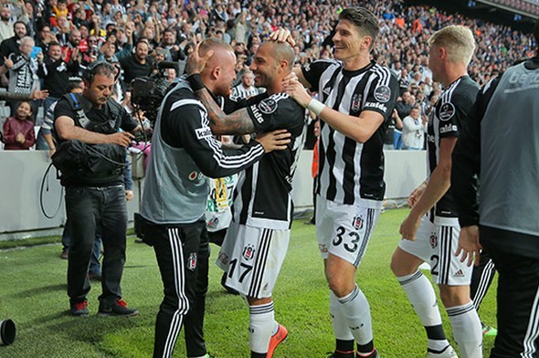 Ricardo Quaresma golden sonra Gökhan Töre'nin alnını öptü 1