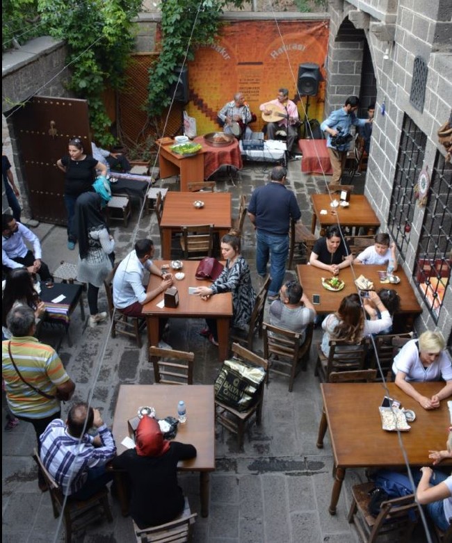 Sur'da artık silah değil müzik sesi yankılanıyor 1