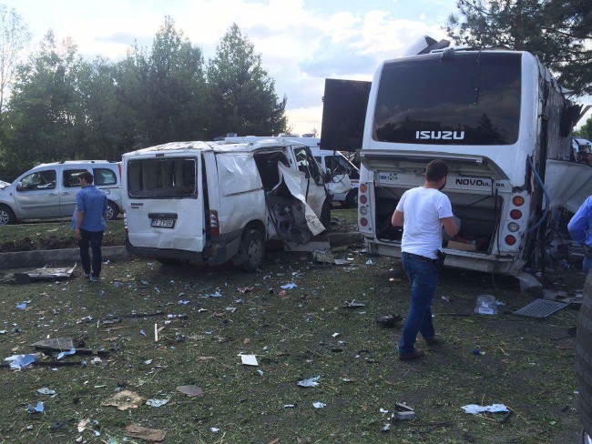 Diyarbakır'da polis aracına bombalı saldırı 3