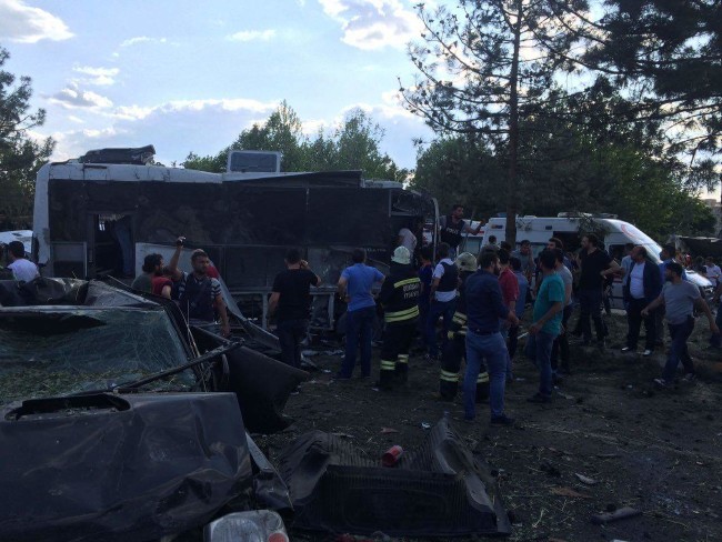 Diyarbakır'da polis aracına bombalı saldırı 5