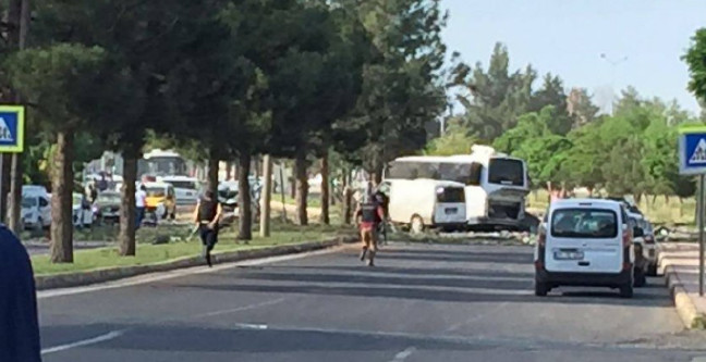 Diyarbakır'da polis aracına bombalı saldırı 10