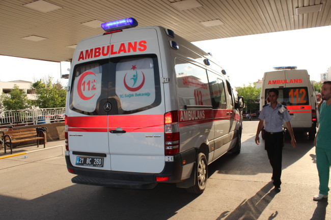 Diyarbakır'da polis aracına bombalı saldırı 9