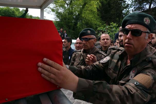 Özel harekat polisinin koluna yazdığı ayet 1