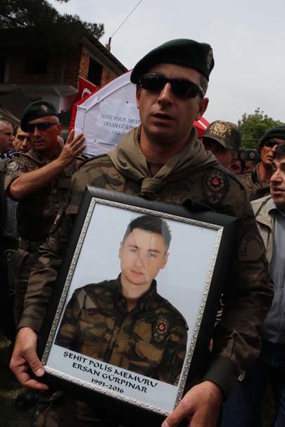 Özel harekat polisinin koluna yazdığı ayet 11