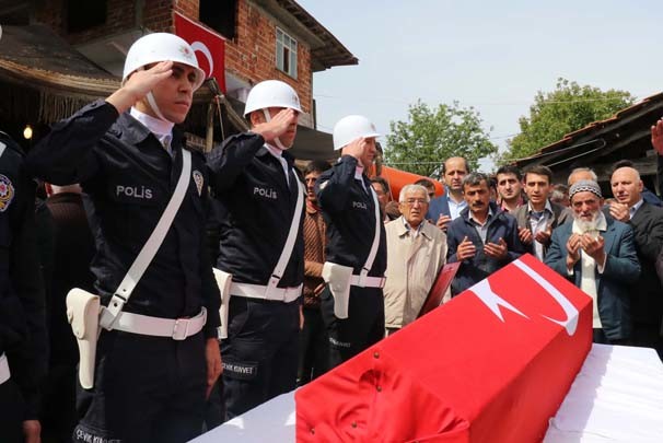 Özel harekat polisinin koluna yazdığı ayet 13