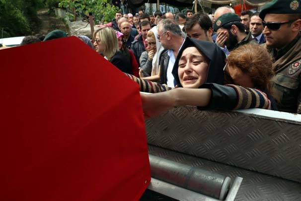 Özel harekat polisinin koluna yazdığı ayet 16