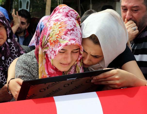 Özel harekat polisinin koluna yazdığı ayet 17