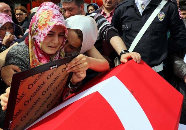 Özel harekat polisinin koluna yazdığı ayet 18