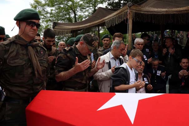 Özel harekat polisinin koluna yazdığı ayet 21