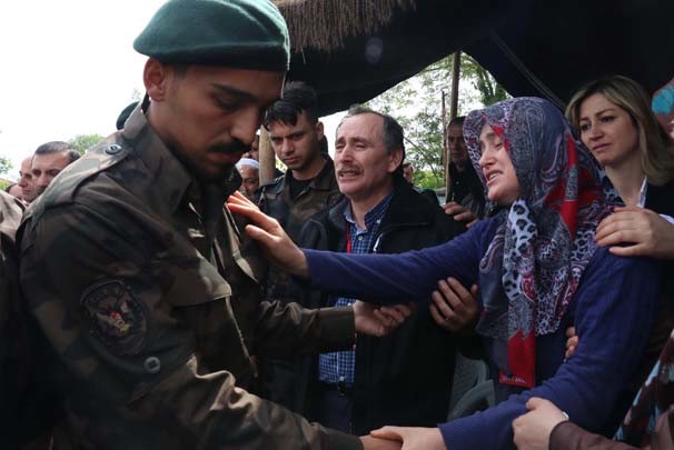 Özel harekat polisinin koluna yazdığı ayet 22