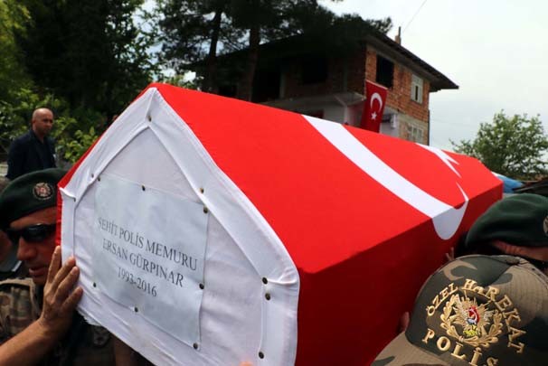 Özel harekat polisinin koluna yazdığı ayet 25