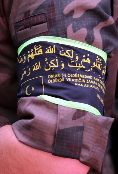 Özel harekat polisinin koluna yazdığı ayet 3