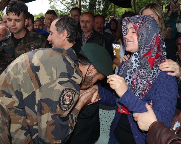 Özel harekat polisinin koluna yazdığı ayet 4