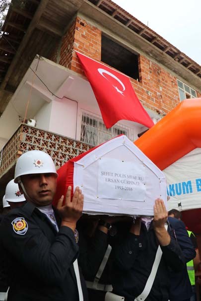 Özel harekat polisinin koluna yazdığı ayet 6